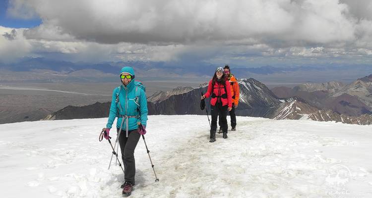 Ascent to Yukhin Peak (5130 m) - Central Asia Travel LP  8