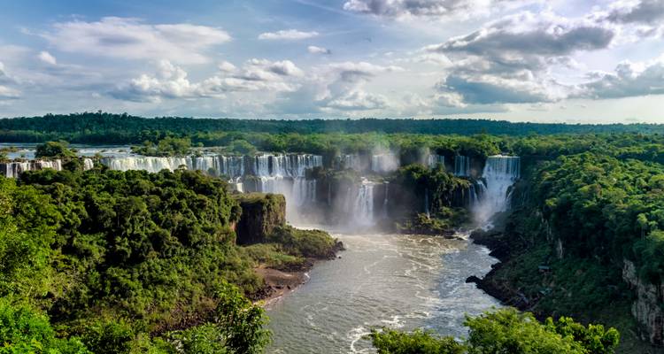Schilderachtig uitzicht op de Iguazu-watervallen met weelderig groen.