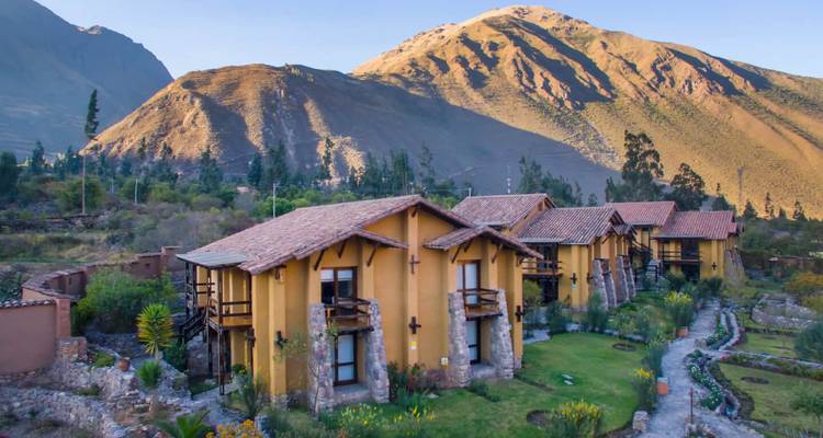Rustikale Villen in einer bergigen Gegend von Urubamba, Peru.
