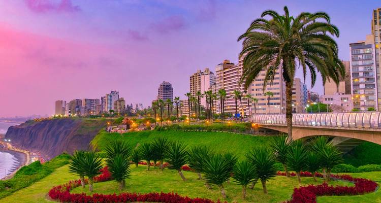 Kustgezicht van Miraflores, Lima, met een zonsonderganghemel.