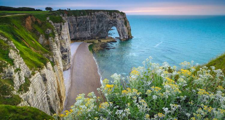 Vista del mar desde el acantilado con formaciones de arcos naturales.