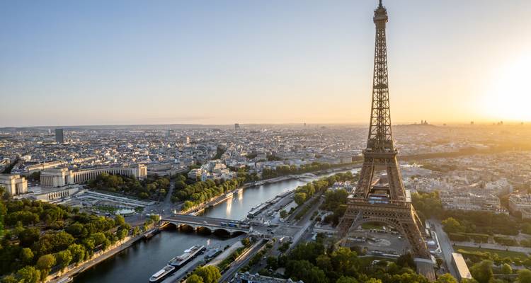Vista aérea de París con la Torre Eiffel durante la puesta de sol.