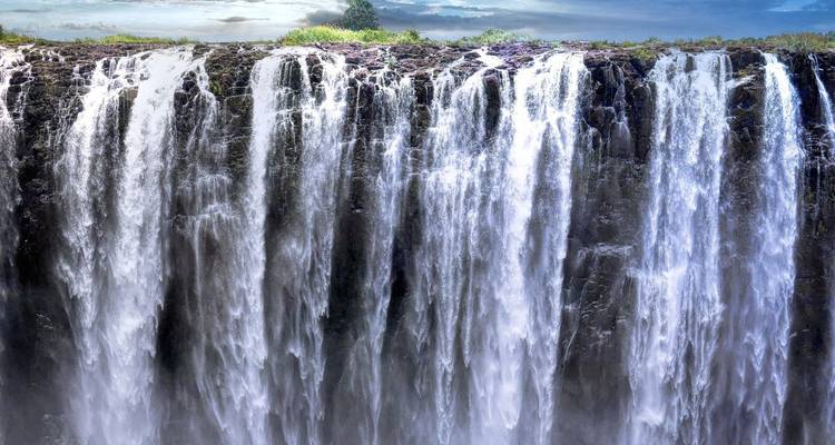 Majestueuze waterval die over een rotsige richel valt.
