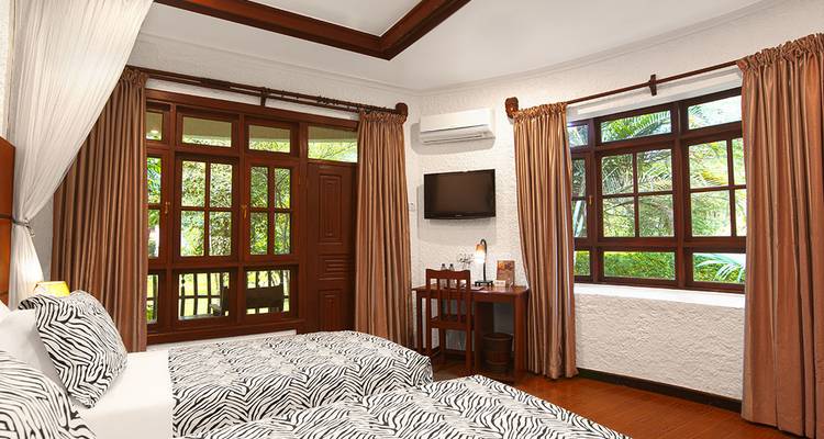 Gut ausgestattetes Hotelzimmer mit zwei Einzelbetten und Fensterblick.