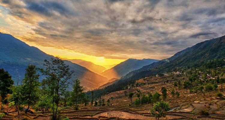 Zonsopgang boven terrasvormige velden en bergen in Nepal.
