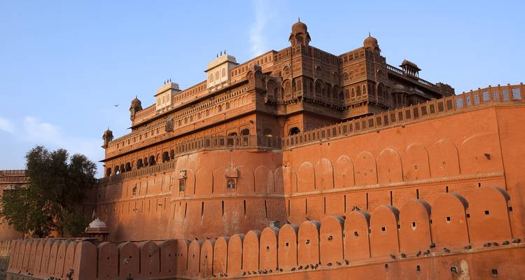 Bikaner Fort met heldere blauwe lucht op de achtergrond.