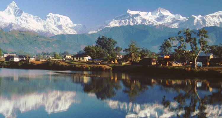 Schilderachtig uitzicht van bergen die weerspiegelen in een meer.