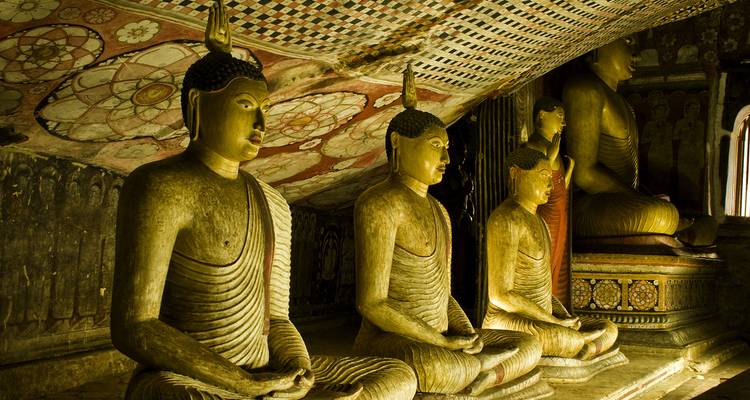 Boeddhabeelden in een slecht verlichte historische grottempel.