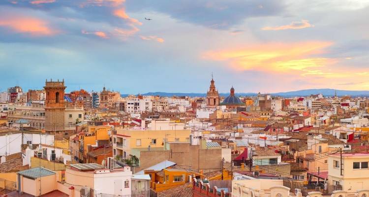 Horizon urbain au coucher du soleil avec des nuages vibrants.