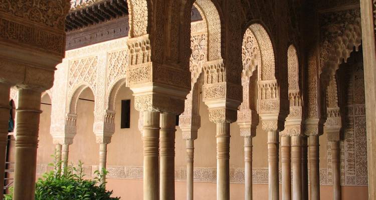 Arches mauresques complexes avec des sculptures détaillées.