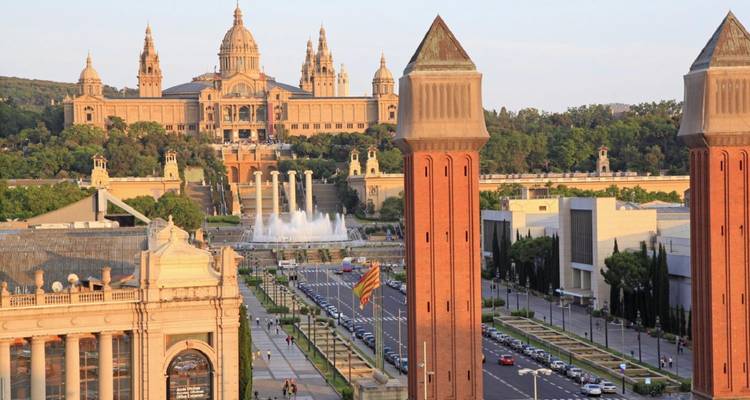 Célèbre monument avec un grand bâtiment comprenant une grande fontaine et des tours.