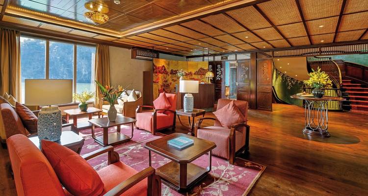 Luxuriöses Interieur eines Kreuzfahrtschiffs mit eleganter Dekoration und großen Fenstern.