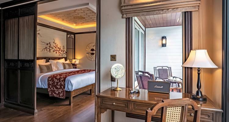 Luxuriöse Suite mit Meerblick und klassischem, elegantem Innendesign.