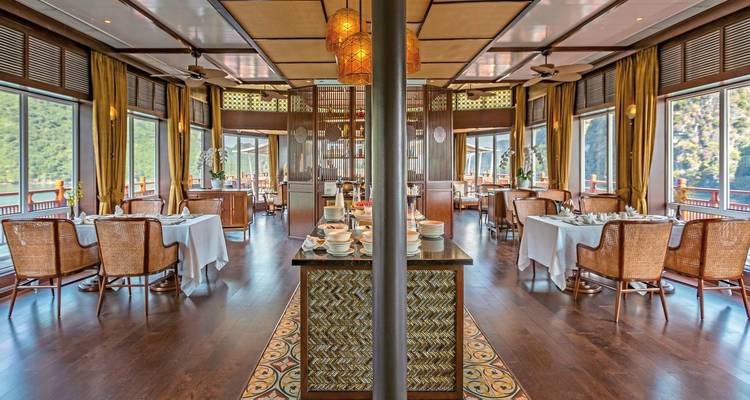 Eleganter Speisebereich auf einem Kreuzfahrtschiff mit großen Fenstern, die malerische Ausblicke bieten.