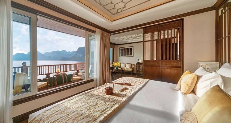 Luxuriöses Schlafzimmer mit Meerblick, ausgestattet mit eleganter und moderner Einrichtung.