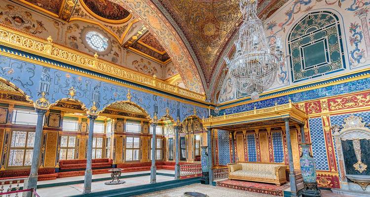 Intérieurs complexes et ornés d'une salle historique et palatiale.