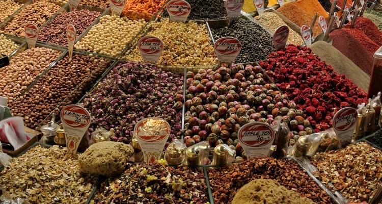Verschiedene Gewürze und Tees in einer Marktauslage.