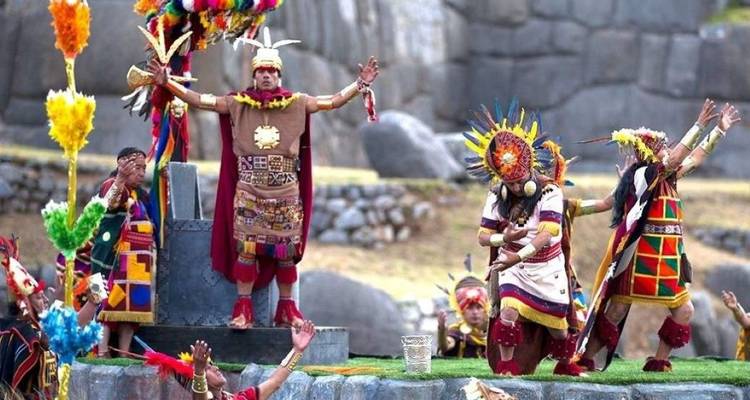 Performance culturelle en tenue traditionnelle en plein air.