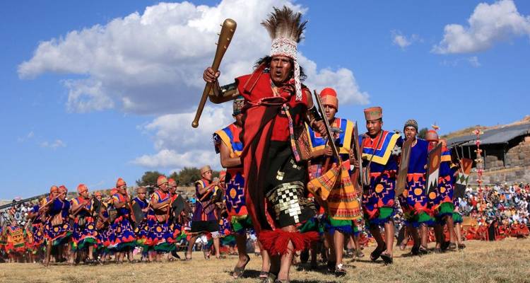 Groupe tribal en costume avec un chef à l'extérieur.