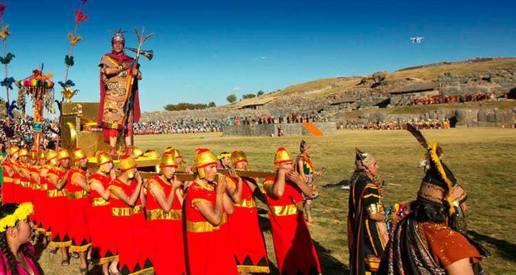 Défilé traditionnel avec des participants en costumes colorés sur un site historique.