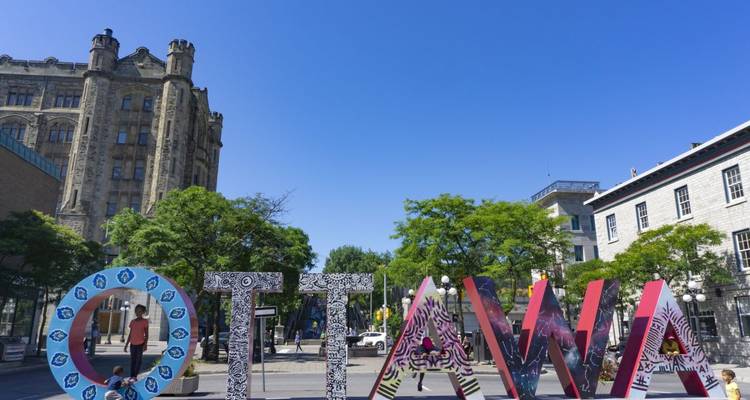 Kleurrijk Ottawa-bord met historische gebouwen