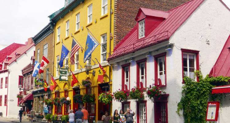 Kleurrijke gebouwen met vlaggen langs een straat