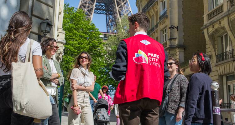 Visite de groupe avec la tour Eiffel en arrière-plan.