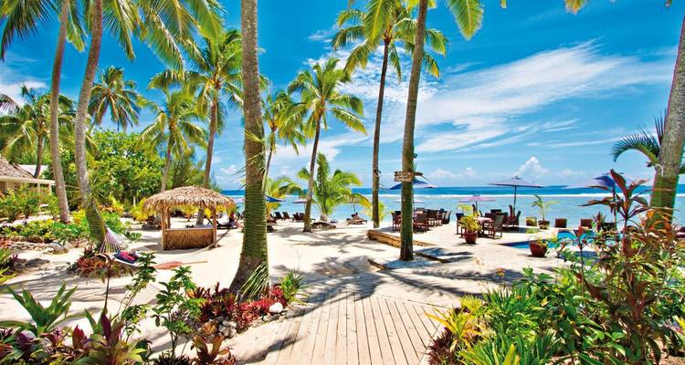 Tropisch strandparadijs met loungegebieden