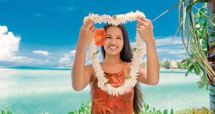 Glimlachende vrouw die een bloemenkrans vasthoudt bij het strand