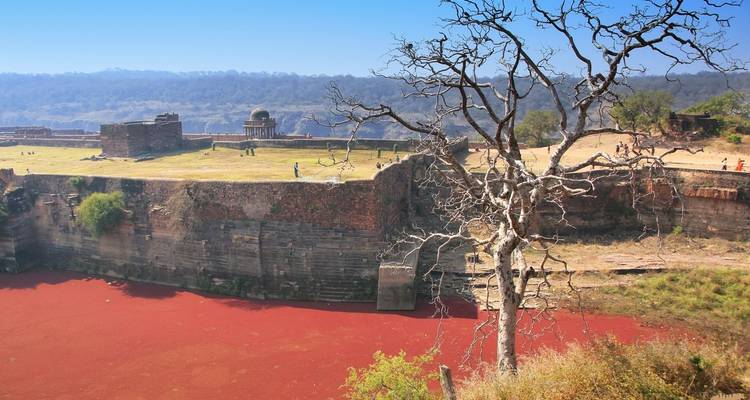Ancien fort avec une cour rouge saisissante