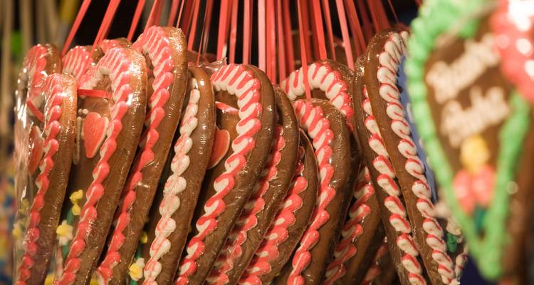 Diverse geglazuurde gemberkoekjes die hangen op een markt.