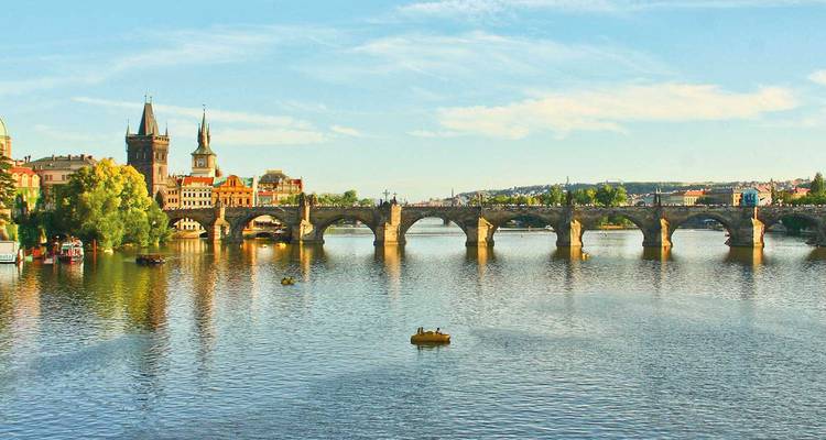 Rivière de Prague avec des ponts et bâtiments historiques.