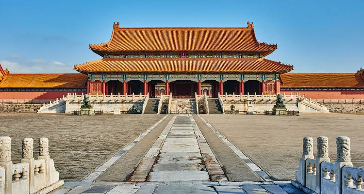 Die Verbotene Stadt unter einem klaren blauen Himmel.