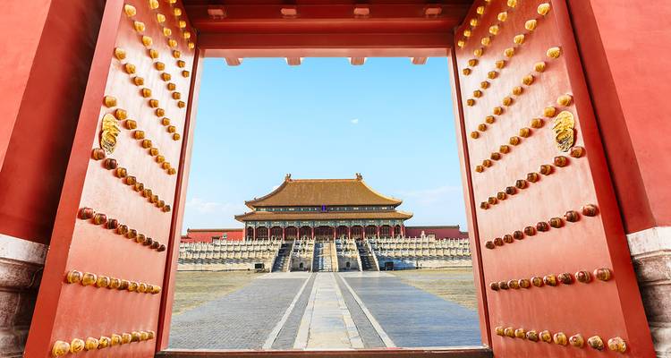 Blick durch ein rotes Tor zur Verbotenen Stadt.