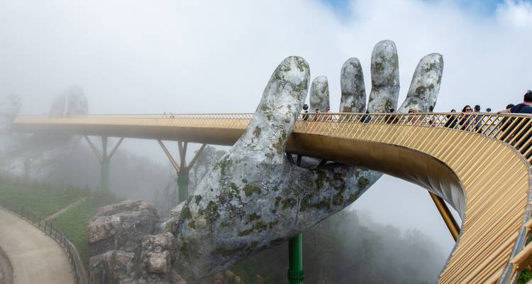Pont Doré avec de grandes mains de pierre dans le brouillard.
