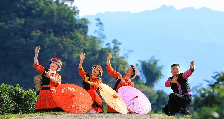 Groupe de personnes en vêtements traditionnels exécutant une danse.
