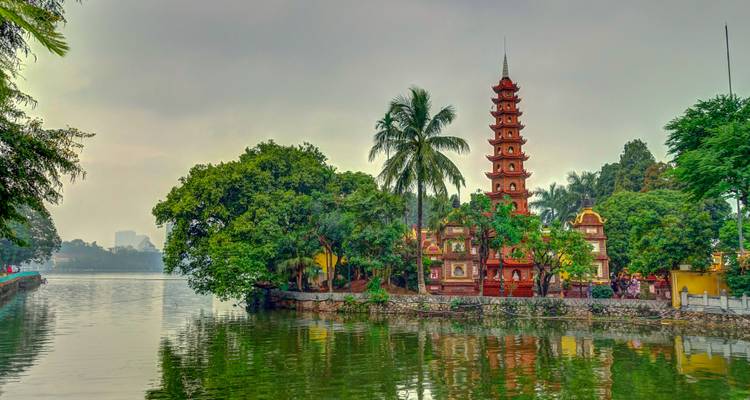 Pagode Trấn Quốc située sur une petite île dans un lac.