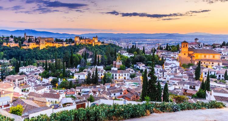 Schilderachtig uitzicht op Granada bij zonsondergang met het Alhambra op de voorgrond.
