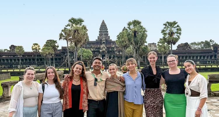 Photo de groupe devant un temple à l'architecture complexe.