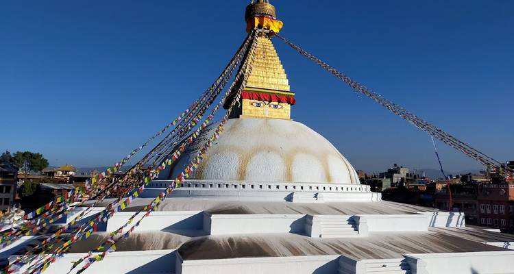 Le stupa de Boudhanath avec ses drapeaux de prière colorés.
