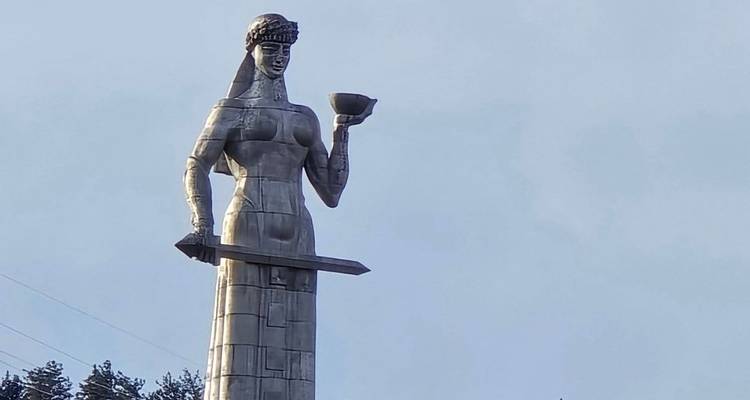 Statue d'une femme avec une épée et un bol, connue sous le nom de Mère de la Géorgie, à Tbilissi.