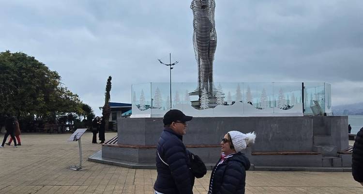 Un couple interagissant devant une sculpture cinétique à Batoumi.