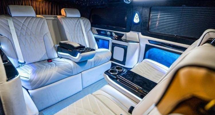 Intérieur luxueux d'un véhicule avec des sièges moelleux.