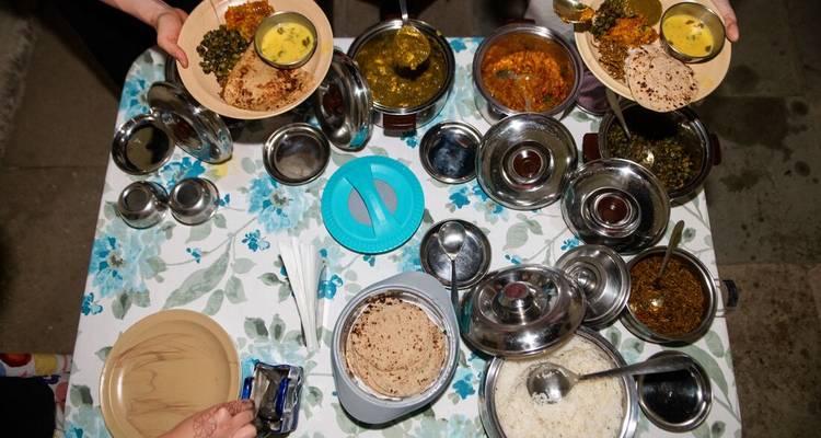 Vue d'un repas traditionnel indien étalé sur une table.