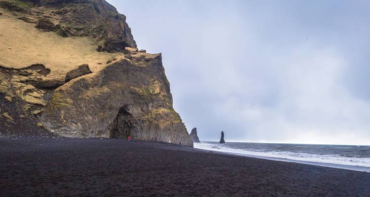 Playa de arena negra y océano en Reynisfjara