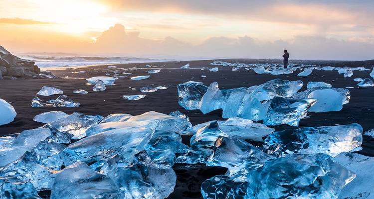 Playa Diamante con formaciones de hielo sobre arena negra