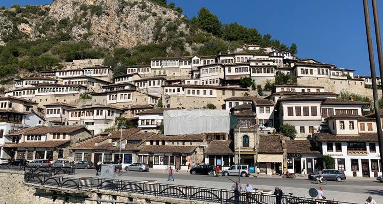 Excursion d'une journée à Berat et Belsh : visite panoramique avec nuitée incluse - Enjoy Travel and Tours 4