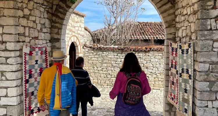 Excursion d'une journée à Berat et Belsh : visite panoramique avec nuitée incluse - Enjoy Travel and Tours 6