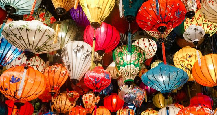 Bunte Seidenlaternen, die dicht gedrängt auf einem vietnamesischen Markt hängen, schaffen ein lebendiges Mosaik.