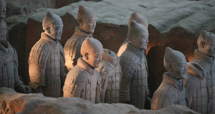 Terracotta krijgers die in een kleigroeve staan.